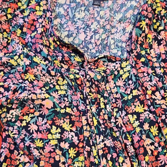 Floral Top - Picture 3 of 3